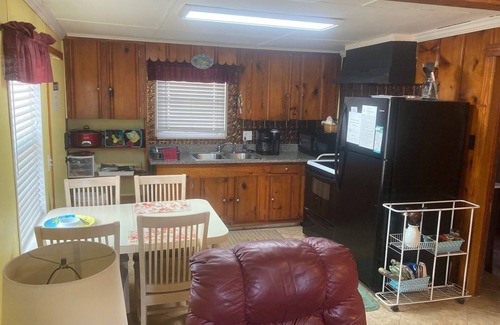 Crystal Beach Cottage | Pompano Paradise, Sleeps 6 Pet Friendly, Steps to the Beach