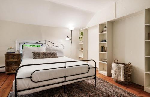 Hollowville House | Pondfront Gem Minutes from Hudson’s Best Shops Cafes The Stillwater House