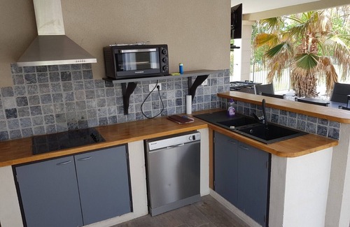 Carpentras House | Pool, 4 chambres, 4 SdB, clima, cuisine extérieure, grands jardins, aire de jeux