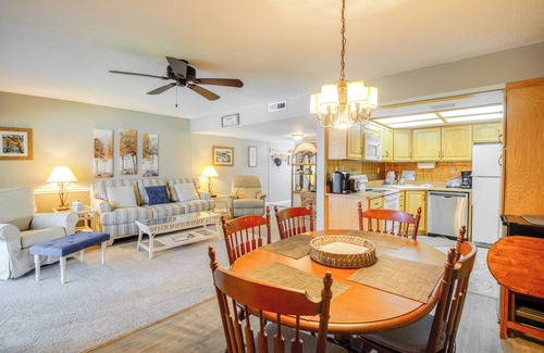 Welaka Condo | Pool Access & Lanai: Riverfront Welaka Condo!