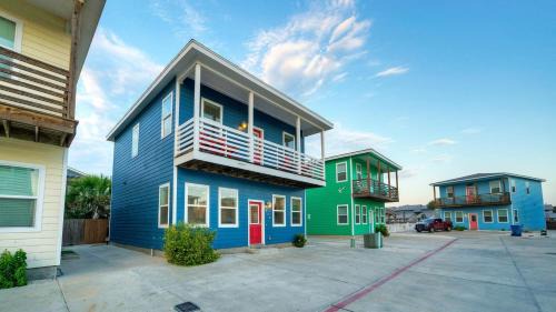 Port Aransas Villa | Pool Cabana Backyard w Fire Pit Walk to the Beach Villa Reel by AvantStay