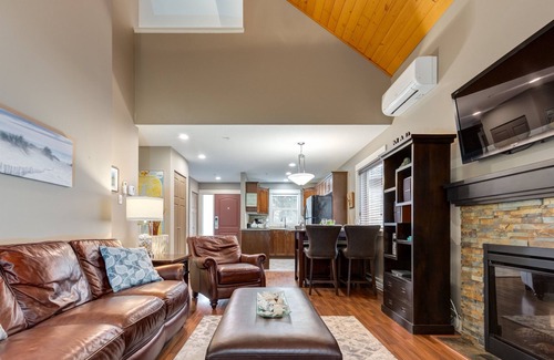 Regional District of Nanaimo Cottage | Pool & hot-tub, Peaceful & Immaculate