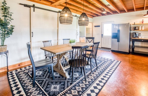 Brenham Cottage | ★ Pool, HotTub- Cardinal Cottage, RoundTop/Brenham