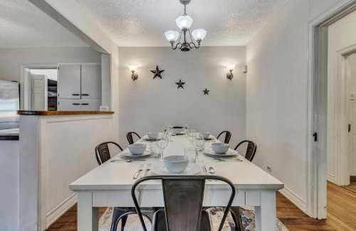Jefferson House | Pool Mins to Downtown & Alamo - Huisache Retreat