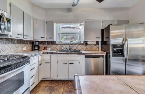Jefferson House | Pool Mins to Downtown & Alamo - Huisache Retreat