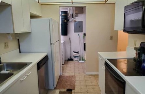 Daytona Beach Apartment | Pool Modern Queen Room4Rent in a 2BR 2BT Laundry