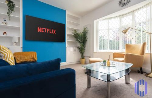 Trafford House | Pool Table - Spacious and Tranquil Hideaway - Near Airport - Sleeps 10