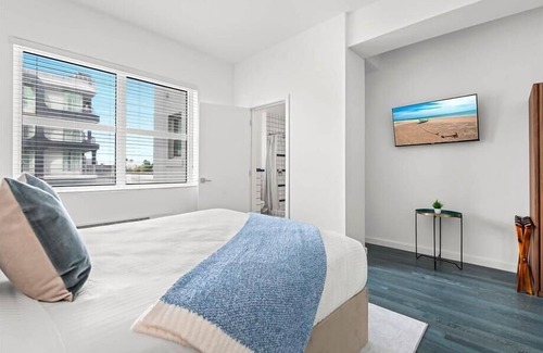 Bayshore Hotel | Pool, Terrace & ATM Onsite! Prime Miami Studio nr Beaches