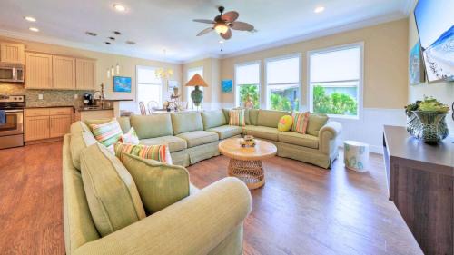 Old Town House | Pool Walkable to Old Town Eateries Nightlife Shops Palm Palace by AvantStay