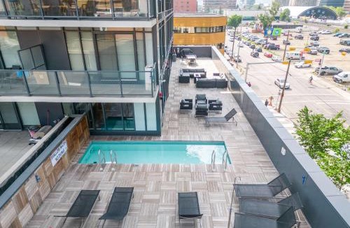 Connaught House | Poolside Bliss In the Heart of Downtown! 22 FL w Tower Views! FREE Banff Pass, Gym, Wine, Parking, Summer Outdoor Pool!