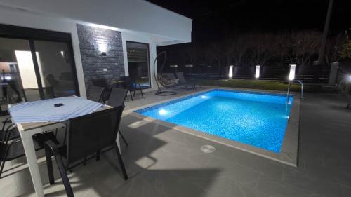 Bar Villa | Poolside Idyll