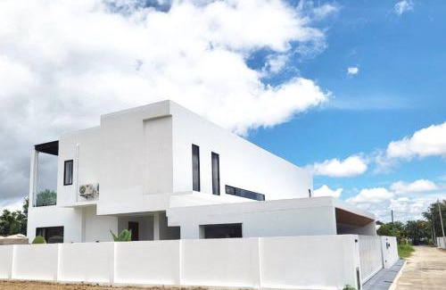 San Phi Suea Villa | Poon Pool villa near Ruamchok Boxing private pool etc