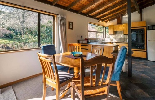 Akaroa House | Port Watch – Relaxed Kiwi Bach Over Akaroa Harbour