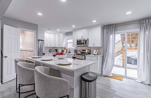 Plainfield House | Posh Living Spacious 4-bedroom Duplex in lovely Plainfield