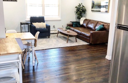 Fifth Ward Apartment | Posh Newport Retreat Free Parking Walk to Downtown and Mansions
