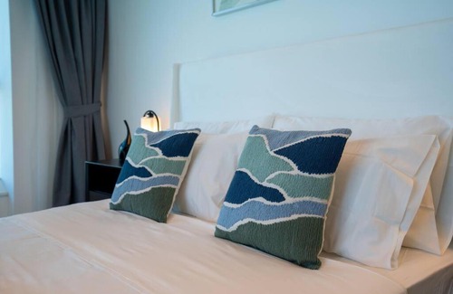 Umm Suqeim 3 Apartment | PoshBeds - Blue light over Marina