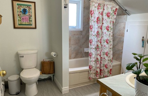 Malpeque House | Potter's home in picturesque Malpeque PE, surrounded by fields, 5 min from beach