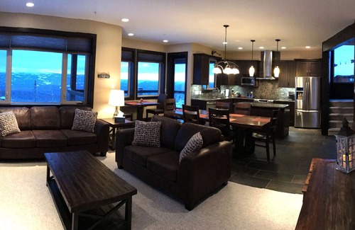Big White Ski Resort Ski Chalet | Powder Peaks - Luxurious Ski-in Ski-out Standalone Home/ Chalet on Feathertop