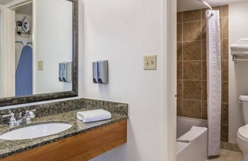 Wahweap Resort | Powell Lake Escape! Discover the Wonder of Western America!Parking, Sauna, Pool