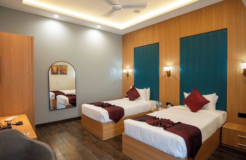 Sanwer Hotel | Pravasa Stay Near Luv Kush Square
