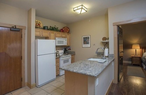 Mammoth Lakes Apartment | Premium 2 Bedroom 2 Bath Ski In Ski Out to Eagle Lifts