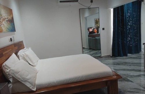 Kribi Hotel | Premium Suite Bathroom & Jacuzzi Balcony Sea view