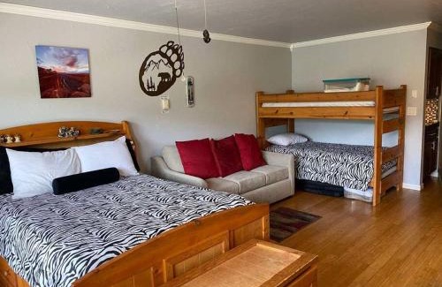 Brian Head Apartment | President Studio Pool-Spa Ski-in out Gym, Sauna, Laundry, BBQ