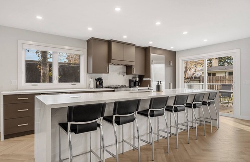 Willow Park House | Prestigious Retreat w Gym, AC, Office, 5BR, Cable