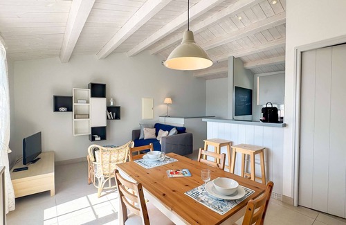 Ars-en-Re House | Pretty apartment with a view of the bell tower