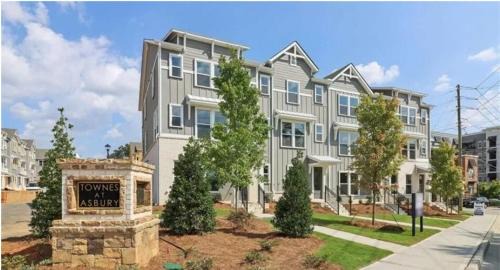 Hapeville House | Price Cut, New Lux Home 5 mins to Airport , 15 min to Downtown, 25 min to Buckhead with 3 beds and 3 baths