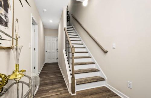 Hapeville House | Price Cut, New Lux Home 5 mins to Airport , 15 min to Downtown, 25 min to Buckhead with 3 beds and 3 baths