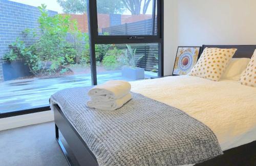 Bentleigh Apartment | Pride Bentleigh Apartment with Private Garden
