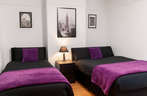 Reading House | Prime 4BR Reading House & Free Parking