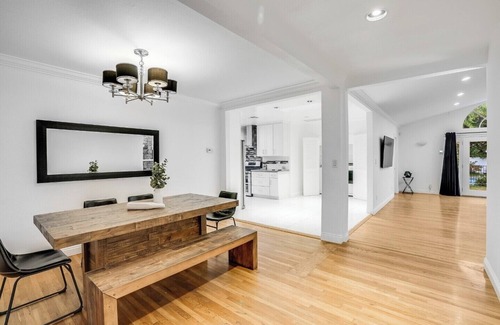 Valley Village House | Prime center location house w/pool 7 mins to Universal Studios