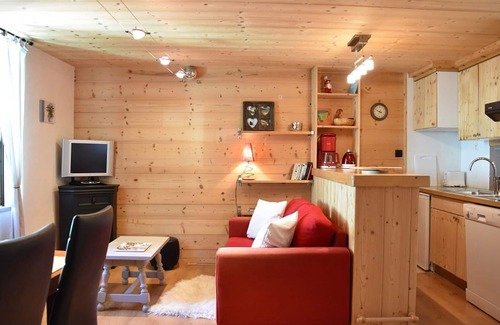Pralognan-la-Vanoise Apartment | Prime Location in Pralognan-la-Vanoise: Cozy 2-BR Apartment Near Slopes and Shops