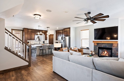 Bear Hollow Village House | Prime Location, 2 Primary Suites, 5 Minutes to Canyons, Private Hot Tub, View of Olympic Park!