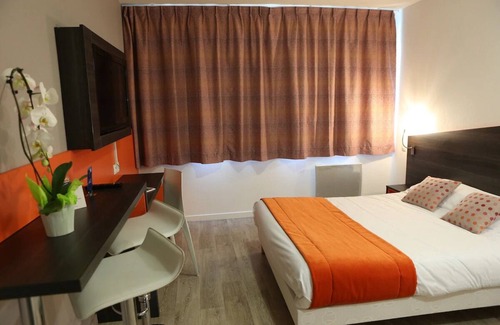 Chevilly-Larue Hotel | Prime Location Studio: Tramway Access for Downtown Visits