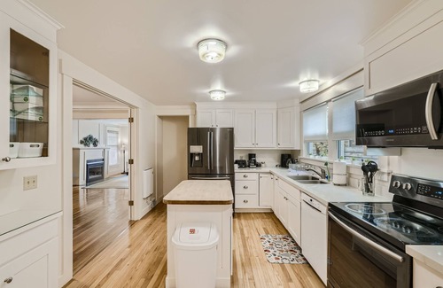 Lower Queen Anne House | Prime Location walk to attractions w Free Parking