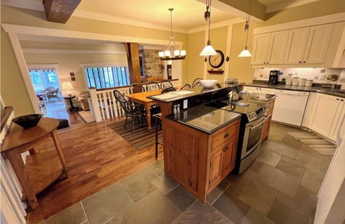 Baysville Resort | Prime Muskoka Resort ~ Beach ~ Pool ~ Watercraft ~ Lake of Bays