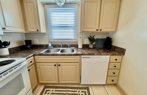 Joslyn Castle Apartment | Prime Spot, Walk to UNMC, Dining Nearby