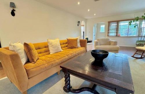 West Los Angeles House | Prime West Los Angeles 4 Bedroom 2 Bathroom House