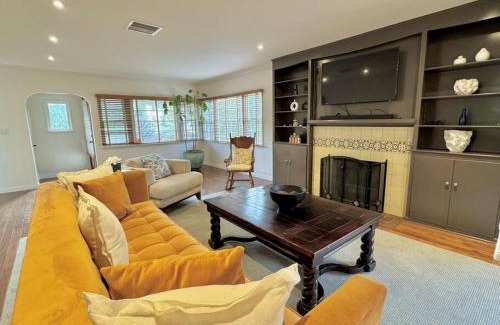 West Los Angeles House | Prime West Los Angeles 4 Bedroom 2 Bathroom House