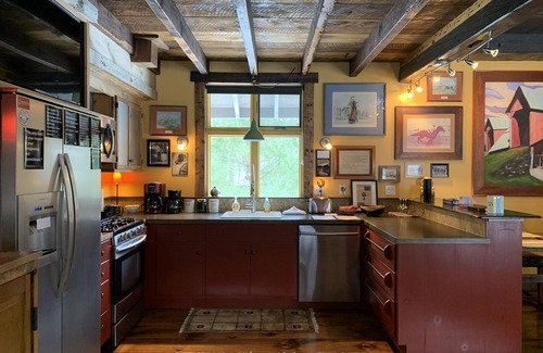 Leicester Cottage | Pristine Custom Cottage, Grand Piano, Massage Studio on Site