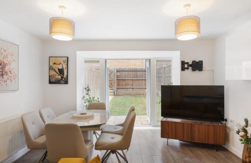 Dartford House | Pristine house near Dartford Station with Free Parking and Study