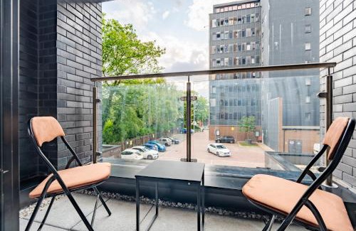 Old Trafford Apartment | Pristine Old Trafford & City Centre 2BD 2BT Apt - Balcony