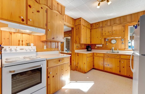 Killaloe Cottage | PRISTINE ROUND LAKE WITH EXPANSIVE LAKE VIEWS.