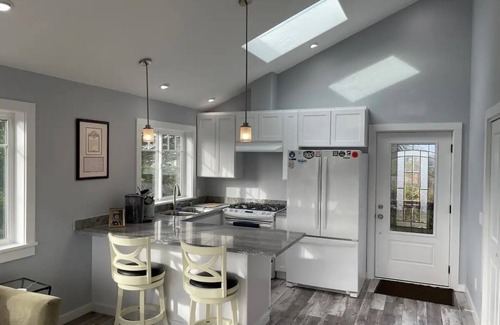 Half Moon Bay Cottage | Private 2nd floor detached guesthouse, walk to the beach!