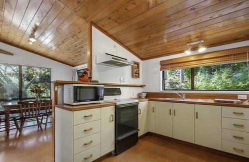 Kinloch House | Private and peaceful kiwi bach