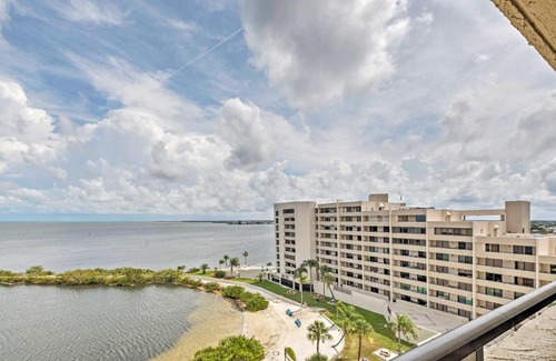 Hudson Apartment | Private Beach Access Hudson Resort Condo!