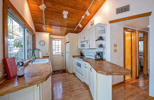Monroe County House | Private Beach Free Kayaks, Paddle Board, Row Boat Jacuzzi